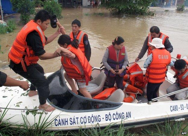 Relief work in Quang Ngai province, Vietnam, 16 November