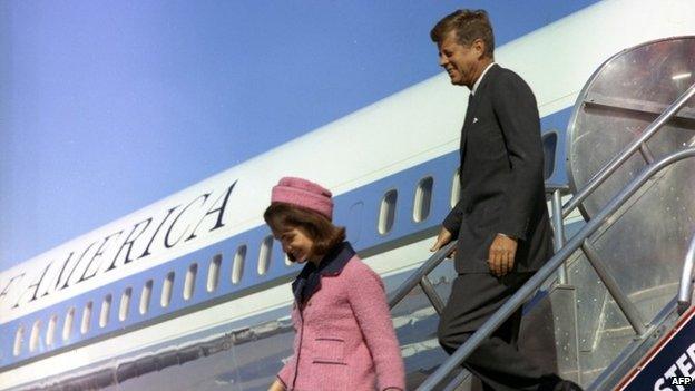 John F Kennedy and Jacqueline Kennedy descend the stairs of Air Force One in Dallas, 22 November 1963