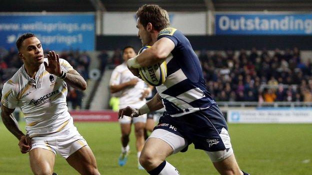 Sale winger Mark Cueto evades Worcester's James Stephenson to score the first try