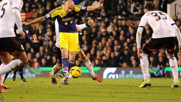 Jonjo Shelvey scores