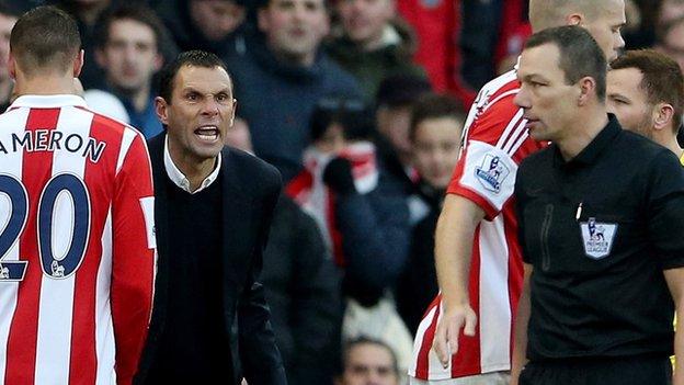 Furious Sunderland manager Guy Poyet remonstrates with referee Kevin Friend during the defeat against Stoke