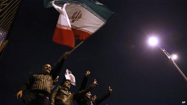 A crowd welcomes negotiators at Tehran's airport (Isna photo)