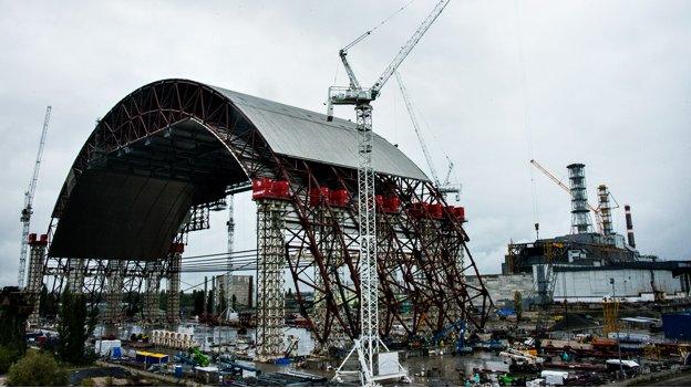 The arch being built at Chernobyl, with the nuclear reactor in the background