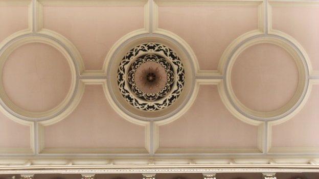 A ceiling in the hall