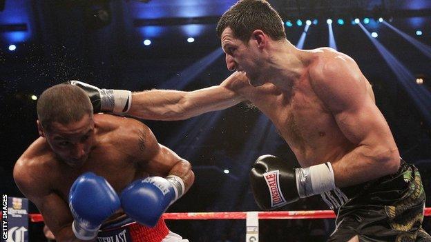 Carl Froch (r) strikes out at Andre Ward in their super middleweight title fight in 2011