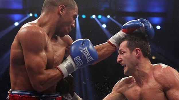 Carl Froch (r) fights Andre Ward for the super middleweight title in Atlantic City in 2011