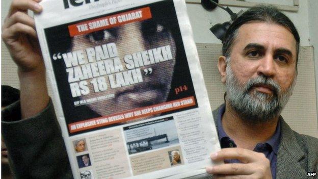 Tarun Tejpal with copy of Tehelka, 2004