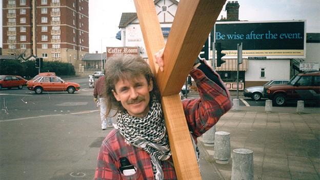 Lindsay Hamon with the cross