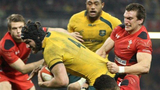 Sam Warburton hangs on to Rob Simmons