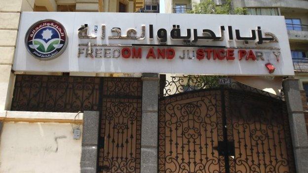 Damaged sign at the headquarters of the Muslim Brotherhood's Freedom and Justice Party in Cairo (4 July 2013)