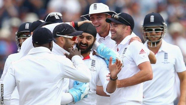 Monty Panesar celebrates with team-mates