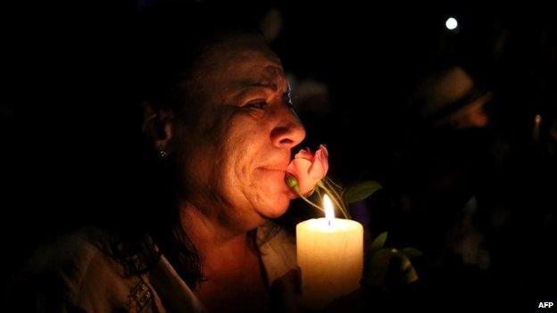 Woman outside Mandela's home in Johannesburg (5 Dec 2013)