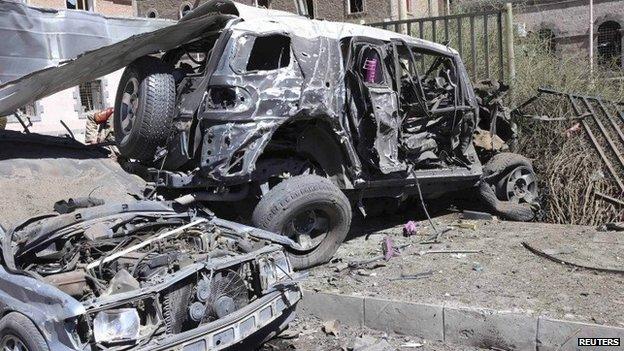 Aftermath of attack on Yemeni defence ministry complex in Sanaa (6 December 2013)