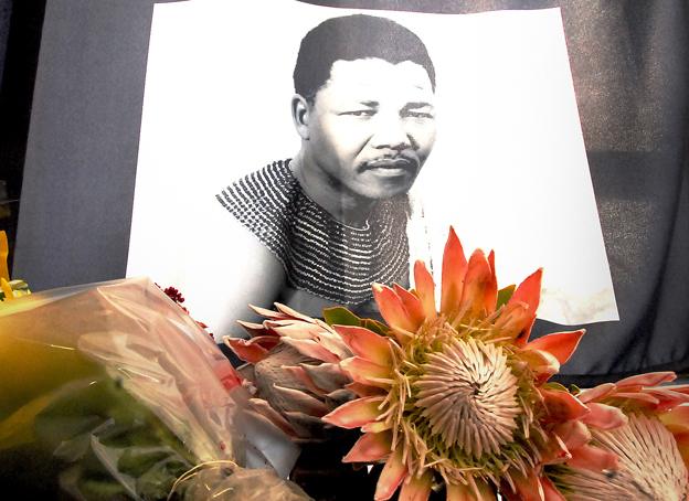 Floral tribute to Nelson Mandela, 6 December 2013