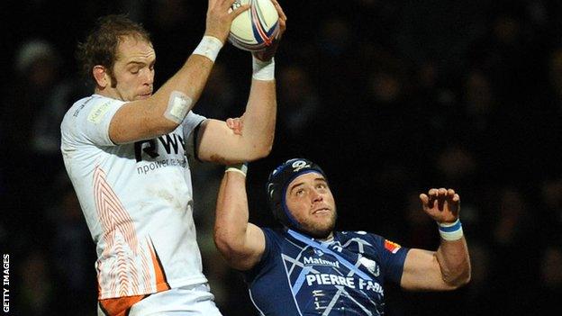 Alun Wyn Jones wins a lineout for the Ospreys in Castres