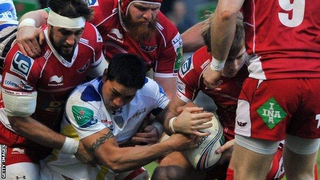 Clermont Auvergne's Regan King and Scarlets' Liam Williams lead the battle for the ball in the Heineken Cup