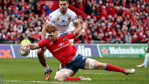 Sean Dougall is about to score Munster's first try at Thomond Park