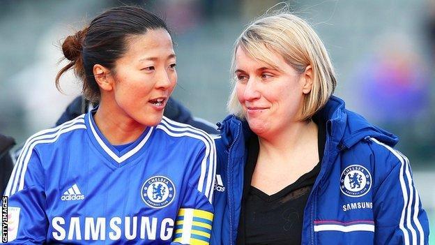 Chelsea ladies managers Emma Hayes (left)