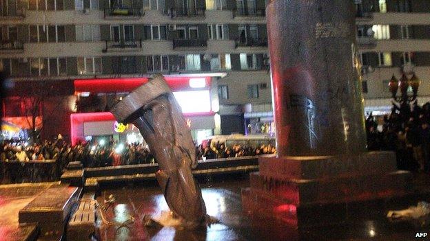 Statue toppled from plinth. 8 Dec 2013