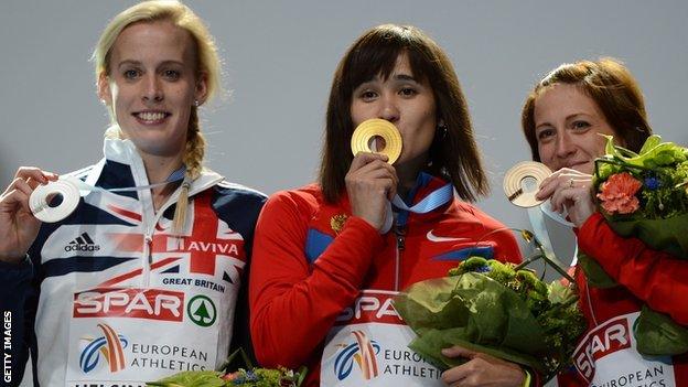 Lynsey Sharp (left) with her silver medal