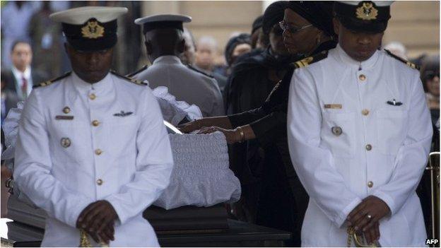 Nelson Mandela's widow Graca Machel bids farewell to South African former president Nelson Mandela lying in state at the Union Buildings in Pretoria on December 11