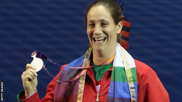 Michaela Breeze winning silver in Delhi