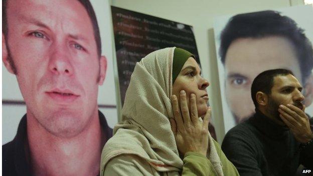 Monica Prieto, wife of kidnapped El Mundo correspondent Javier Espinosa (left portrait) and Iraqi journalist Ghait Abdul-Ahad (in front of portrait of kidnapped photographer Ricardo Garcia Vilanova) at news conference in Beirut (10/12/13)