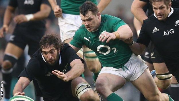 Cian Healy (centre) battles for the ball with New Zealand's Sam Whitelock (left) and Richie McCaw.