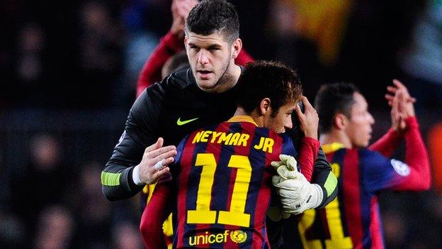 Fraser Forster congratulates Barcelona's Neymar