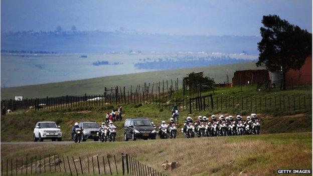 Funeral cortege drives through Qunu (14 Dec 2013)