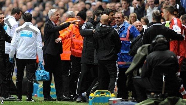 Newcastle United's manager Alan Pardew (left) reacts towards the dugout during the Premier League match against Southampton