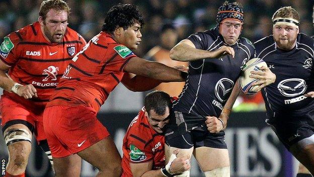 Toulouse's Christopher Tolofua and Yoann Maestri tackle Eoin McKeon of Connacht