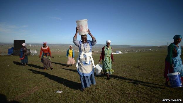 People prepare to watch the funeral in Qunu. Photo: 15 December 2013