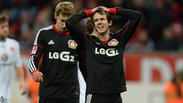 Bayer Leverkusen players look dejected after Bundesliga defeat against Eintracht Frankfurt