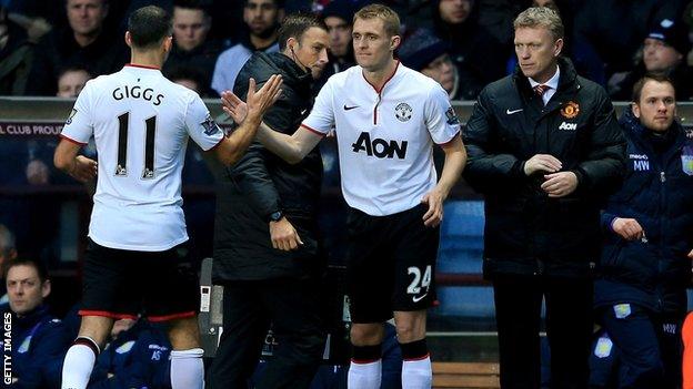 Manchester United midfielder Ryan Giggs is replaced by Darren Fletcher