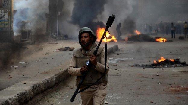 Egyptian riot police officer in Cairo (29 November 2013)