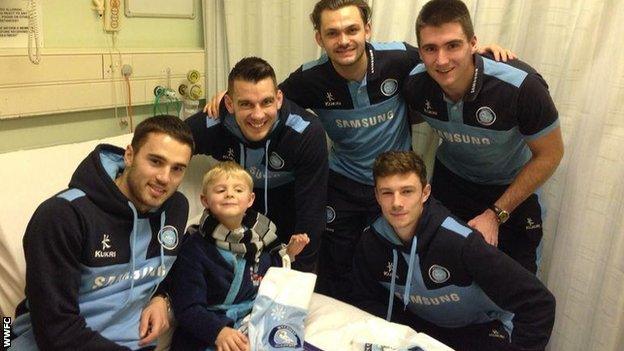 Wycombe squad visit Wexham Park hospital