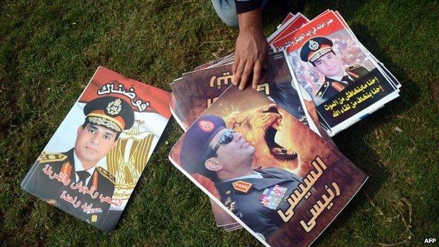 A street vendor sells posters of Gen Abdul Fattah al-Sisi in Cairo (19 November 2013)