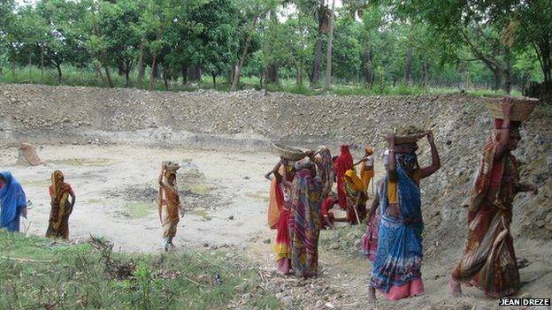 In Ratnauli Gram Panchayat of Muzaffarpur district (Bihar), women have organised to demand work under the National Rural Employment Guarantee Act (NREGA). Hundreds of them have been digging ponds, planting trees and building roads during the last few months.