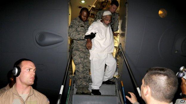 Ibrahim Idris escorted off US military plane in Khartoum (19 Dec)