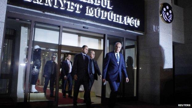 Istanbul police chief Huseyin Capkin (front) leaves the police headquarters in Istanbul (18 December 2013)