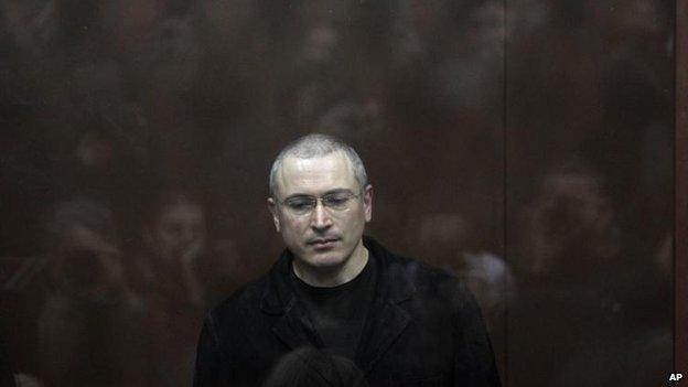 Mikhail Khodorkovsky behind glass in a Moscow courtroom, 27 December 2010