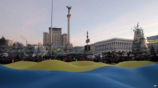 Large Ukrainian flag on square - 22 December