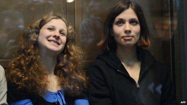 Maria Alyokhina (L) and Nadezhda Tolokonnikova