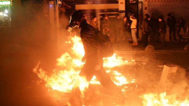 Protester amid burning rubbish in Istanbul, 22 Dec 13