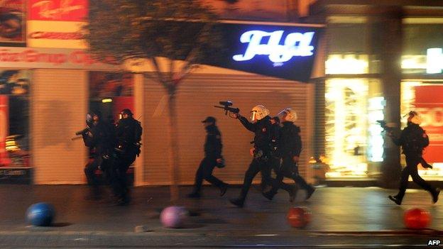 Istanbul police charge against protesters, 22 Dec 13