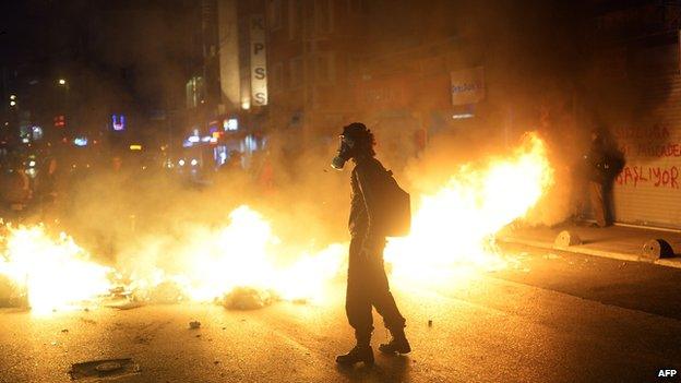 Burning barricade on Istanbul street, 22 Dec 13