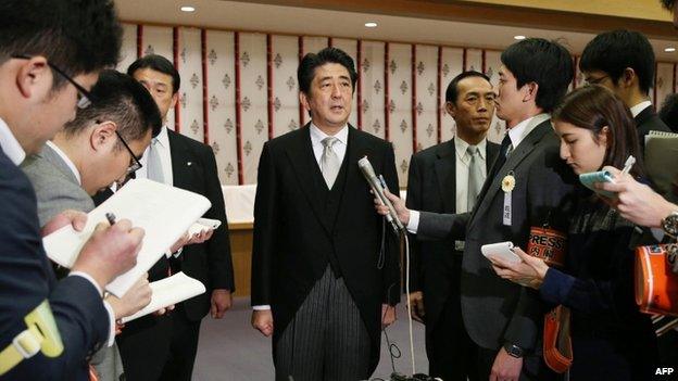 Japanese PM Shinzo Abe (centre) visits Yasukuni shrine. Photo: 26 December 2013