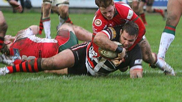 Jack Andrew scoring a try against Plymouth Albion.