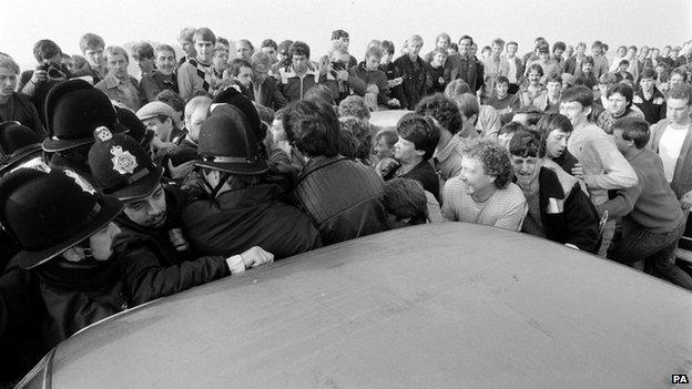 Library filer dated 20/8/1984 of police and pickets at the Gascoigne Wood mine in the Selby coalfield